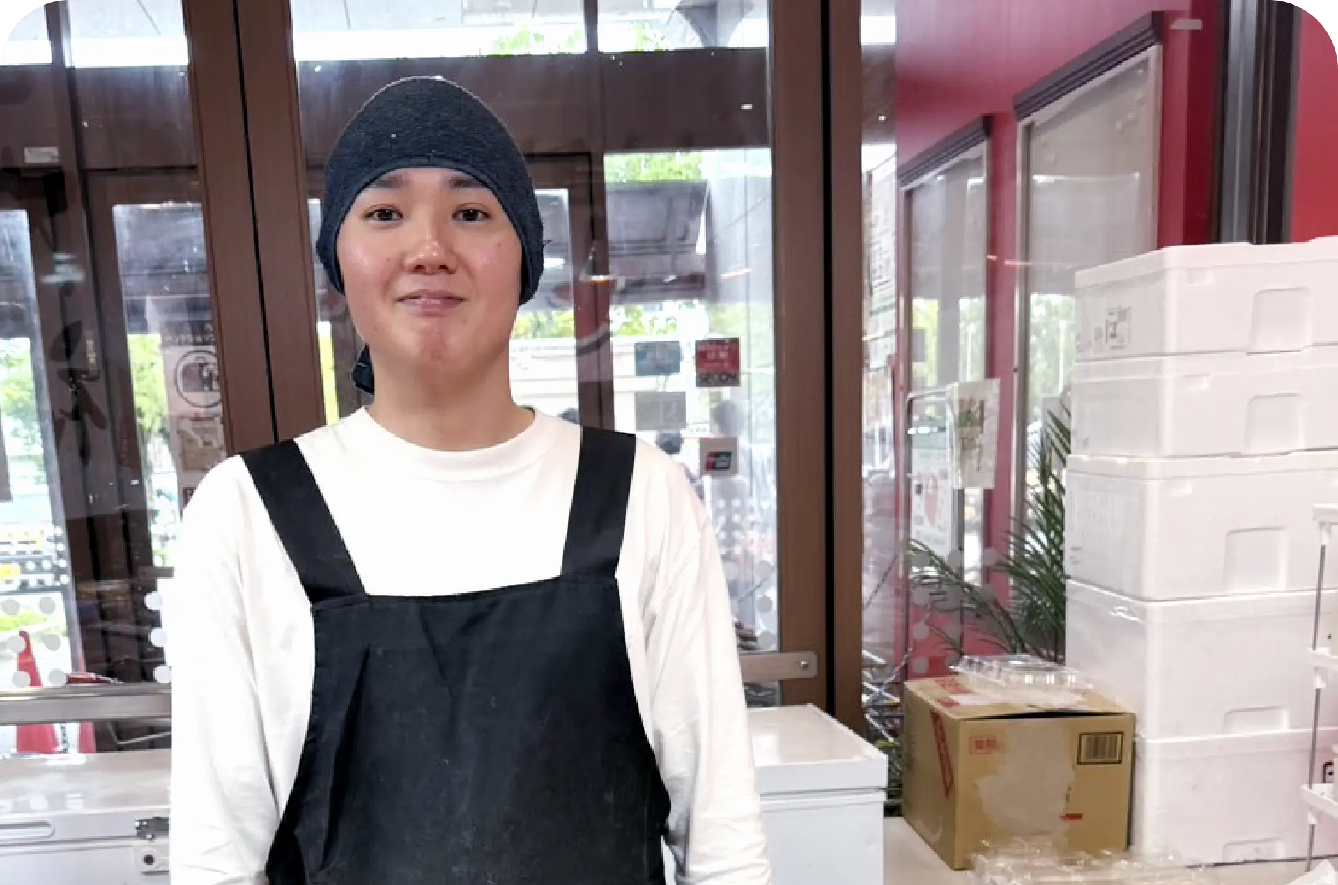 店頭で販売する男性